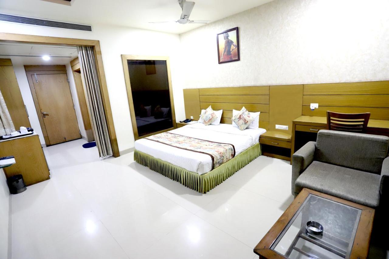 Hotel Blue Pearl Bhopal Eksteriør billede